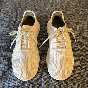 Allbirds men’s wool shoes. White or very light gray.